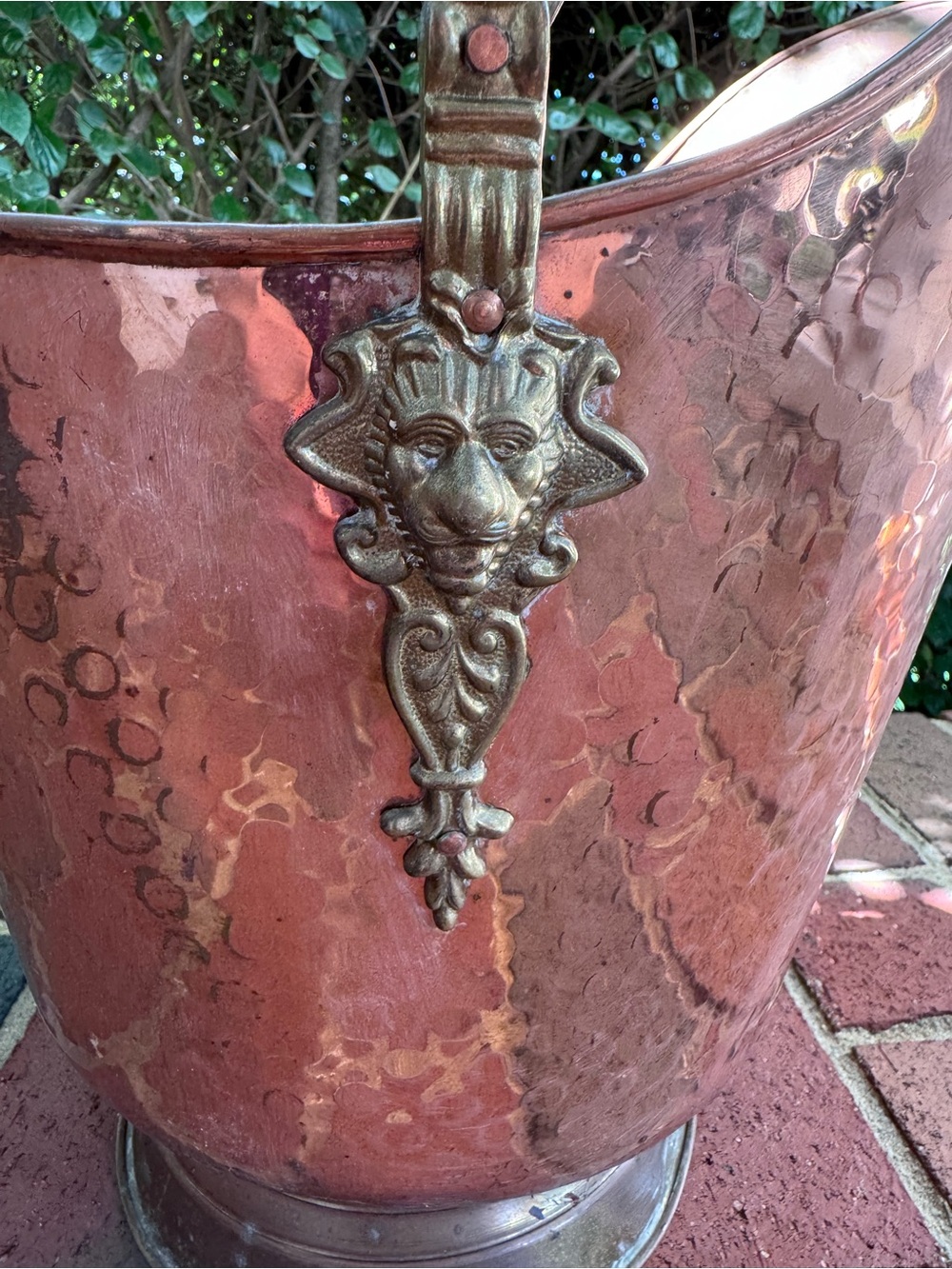 Antique Hammered Copper Helmet Coal Scuttle Brass Lion Head Fireplace Bucket - Picture 4 of 16